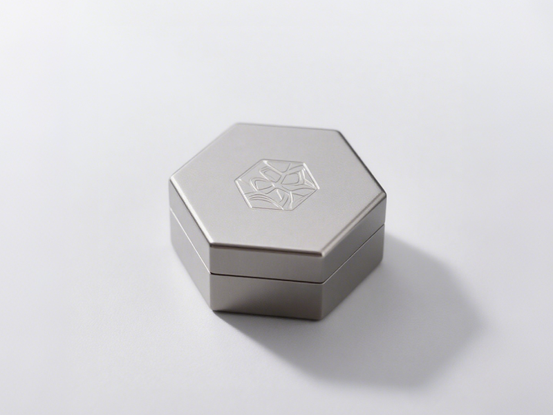 Hexagonal silver box, matte surface. An exquisite pattern is carved on the lid center, with detail ideas in simplicity.