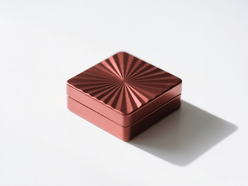 Square red box, radial lines on the lid, rich color and unique design, beautiful and recognizable.