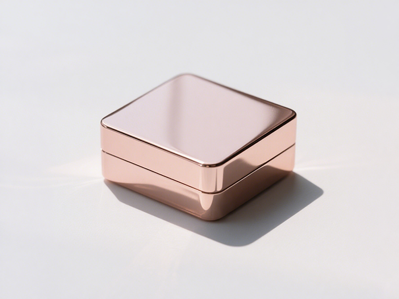 Regular square, rose gold color, polished glossy surface, rounded corners, delicate and elegant.