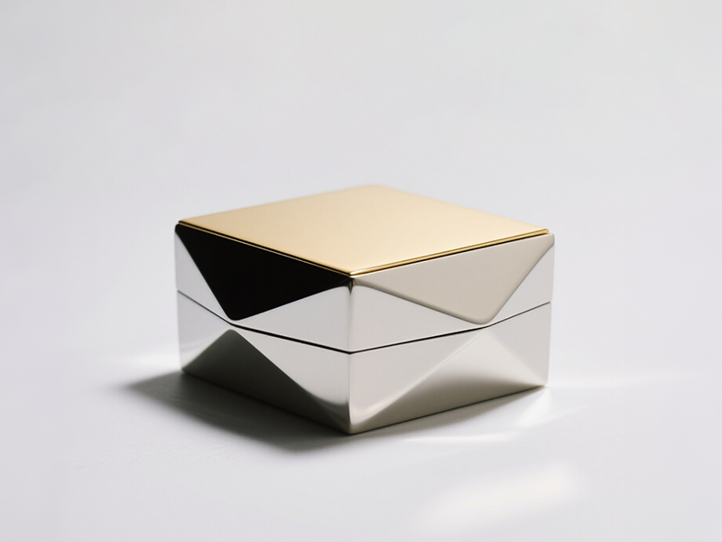 Square geometric box, multi - faced edges from cutting, gold and silver matching, simple lines show fashionable texture.