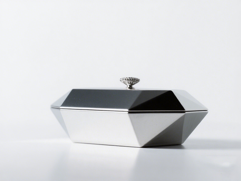 Silver box in gem-cut shape, multi-faceted cutting edges, with a diamond-embedded handle on the top, full of modern sense.